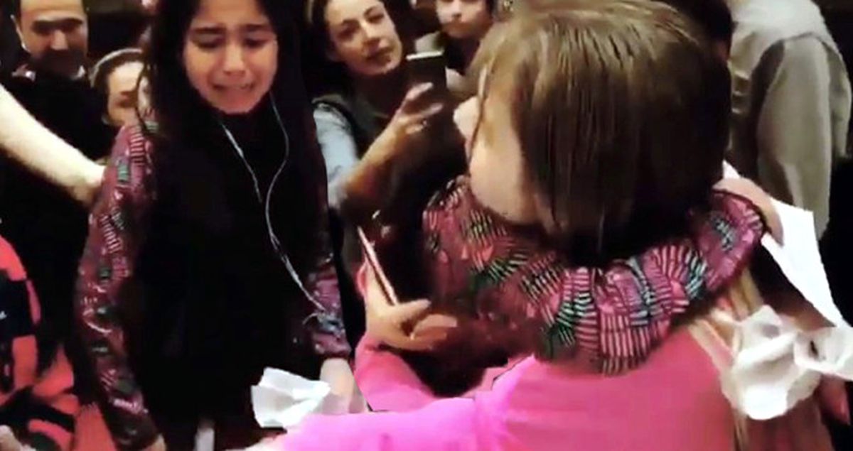 Aleyna Tilki'nin Küçük Hayranı Boynuna Sarılarak Ağladı