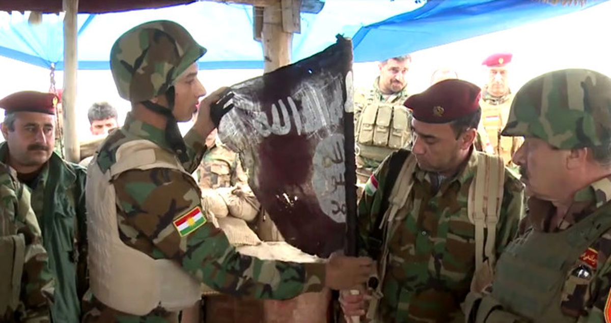 Barzani'nin Peşmergelerinden Biri DEAŞ'ın Bayrağını İndirdi