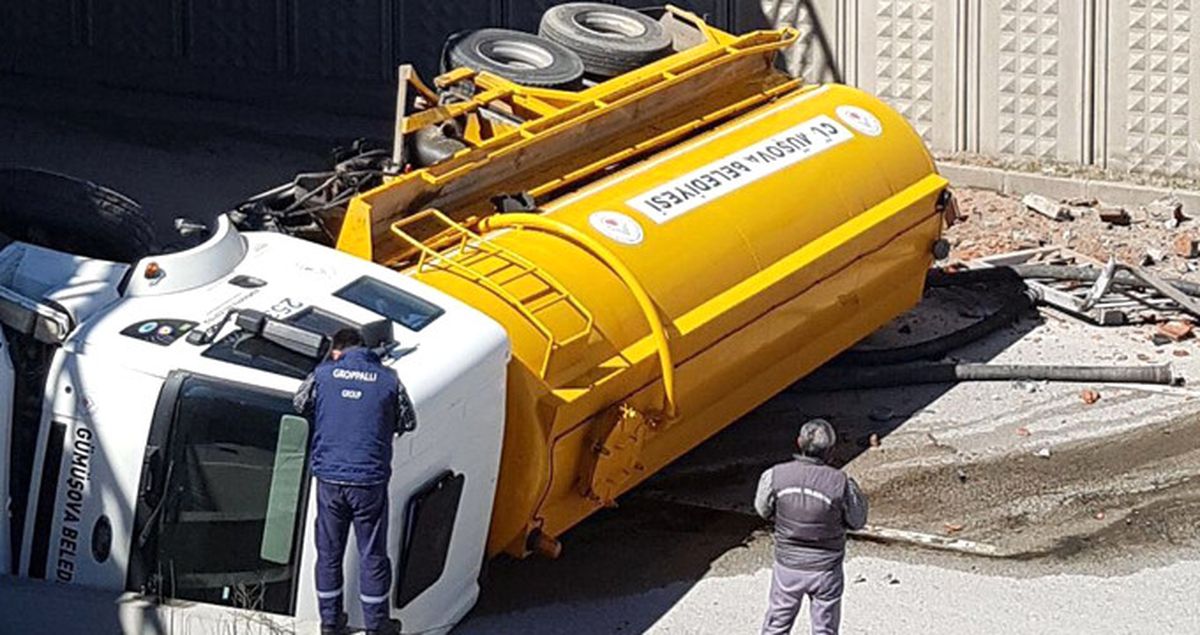 Freni Boşalan Vidanjör, Üst Geçitten Aşağıya Uçtu