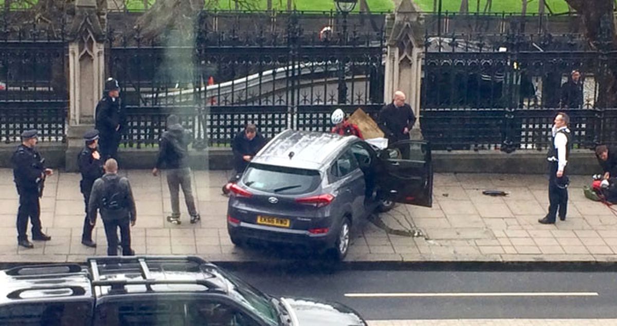 Londra parlemento Binası Önünde Terör Saldırısı! Saldırgan Yayaları Ezdi, Ateş Açtı