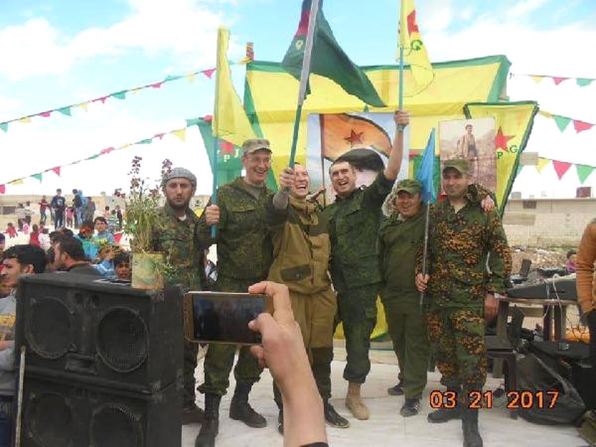 Rus Askerleri, Halep'te YPG'li Teröristlerle Poz Verdi