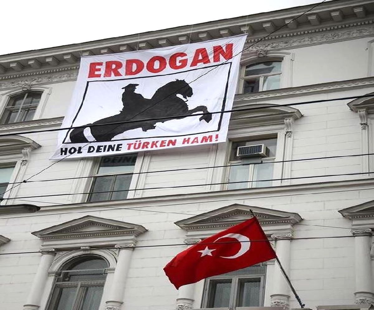 Türkiye'nin Viyana Büyükelçiliği'nde Korsan Eylem