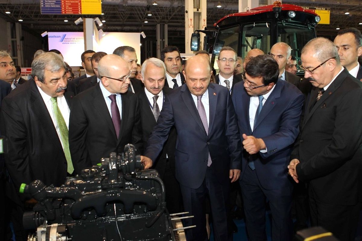 Başbakan Yardımcısı Şimşek ve Milli Savunma Bakanı Işık, Sanko Standını İnceledi
