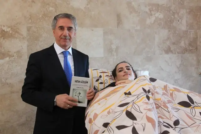 Hayata Küsmedi, Hayalini Kurduğu Kitabının Tanıtımını Yaptı Hayata Küsmedi, Hayalini Kurduğu Kitabının Tanıtımını Yaptı