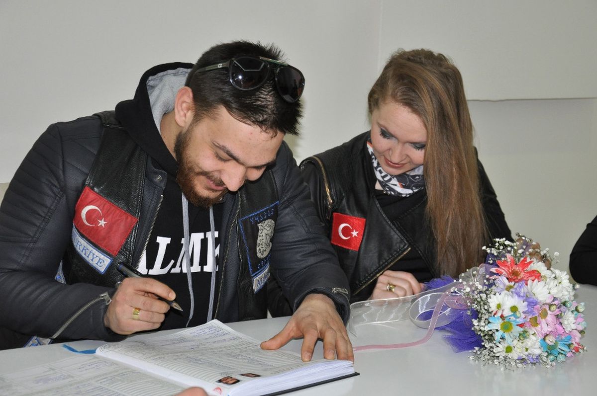 Nikahlarına Bile Motosikletle Gittiler
