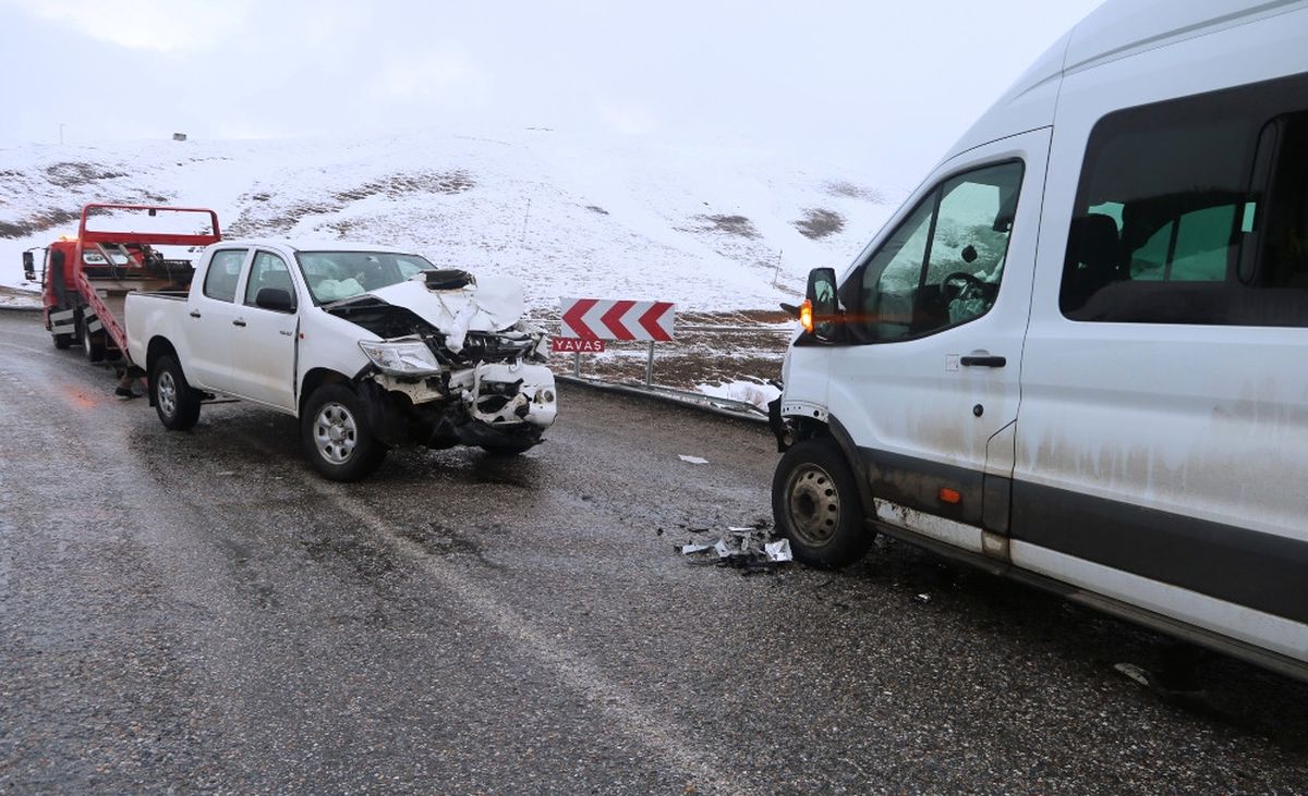 Öğrenci Servisiyle Kamyonet Çarpıştı: 17 Yaralı