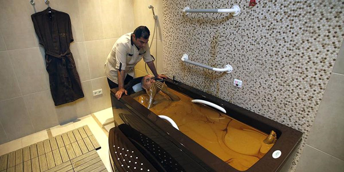 Azerbaycan'da Petrol Banyosuyla Birçok Hastalık Şifa Buluyor