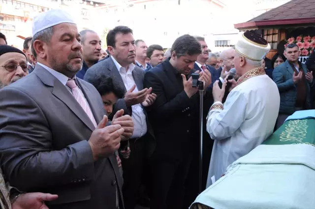 AK Parti Milletvekili Ulupınar'ın Babası Toprağa Verildi