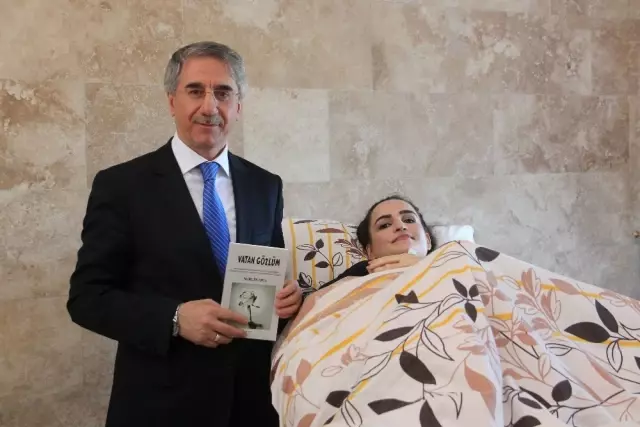 Hayata Küsmedi, Hayalini Kurduğu Kitabının Tanıtımını Yaptı Hayata Küsmedi, Hayalini Kurduğu Kitabının Tanıtımını Yaptı
