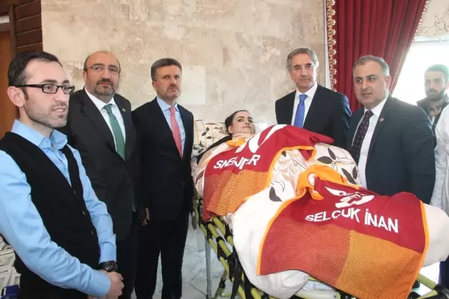 Hayata Küsmedi, Hayalini Kurduğu Kitabının Tanıtımını Yaptı Hayata Küsmedi, Hayalini Kurduğu Kitabının Tanıtımını Yaptı