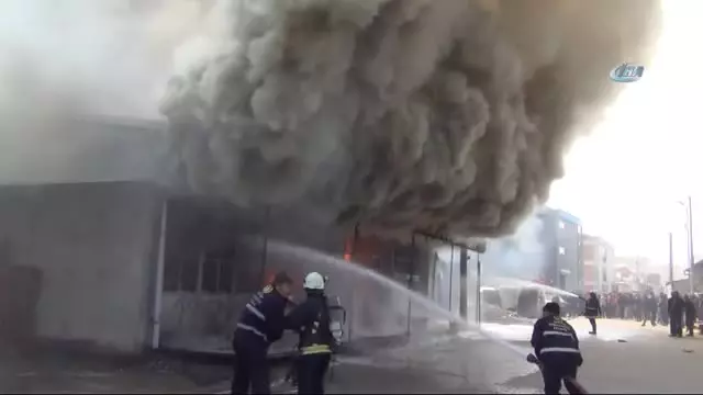 İnegöl'de Mobilya Fabrikası Alev Alev Yandı