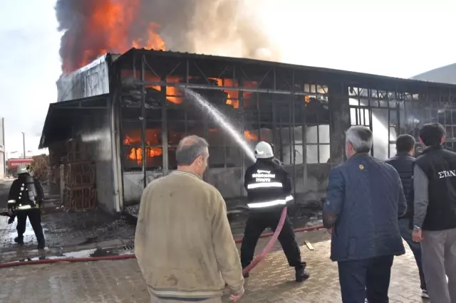 Mobilya Fabrikasında Yangın Çıktı, İşçiler Kendilerini Güçlükle Dışarı Attı