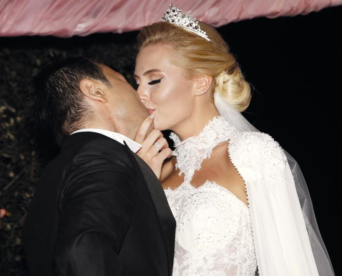Serdar Ortaç ve Chloe Loughnan Çifti Bebek Bekliyor