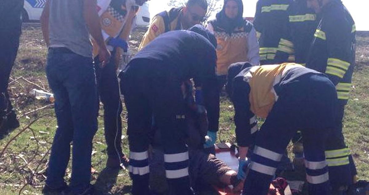Sürücü Sigara İçmek İsterken Otomobil Tarlaya Uçtu: 2 Yaralı