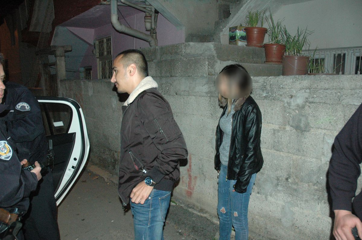 'Dur' İhtarına Uymayan 2 Kişi, Kız Arkadaşını Araçta Bırakıp Kaçtı