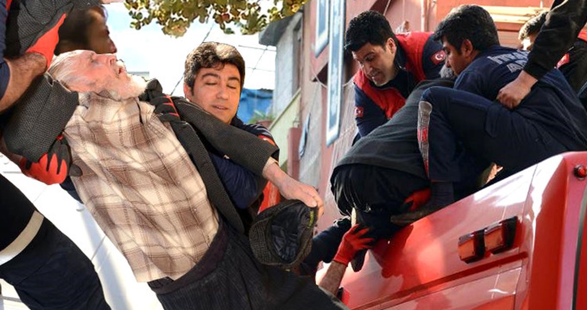 Adana'da Akla Hayale Gelmez Olay: Şalvarından Demire Takıldı, Baş Aşağı Mahsur Kaldı