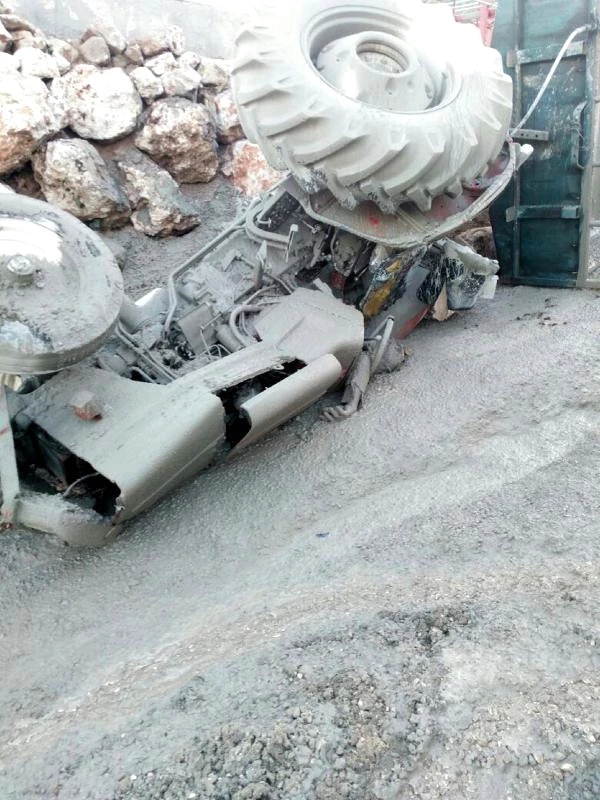 Traktörün Devrilmesi Sonucu Üzerine Çimento Dökülen Seracı Can Verdi