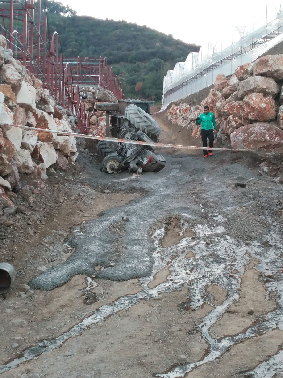 Traktörün Devrilmesi Sonucu Üzerine Çimento Dökülen Seracı Can Verdi