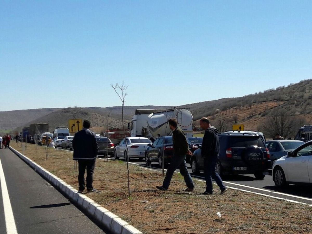Diyarbakır-Mardin Karayolunda Bomba İhbarı Nedeniyle Araç Kuyruğu Oluştu