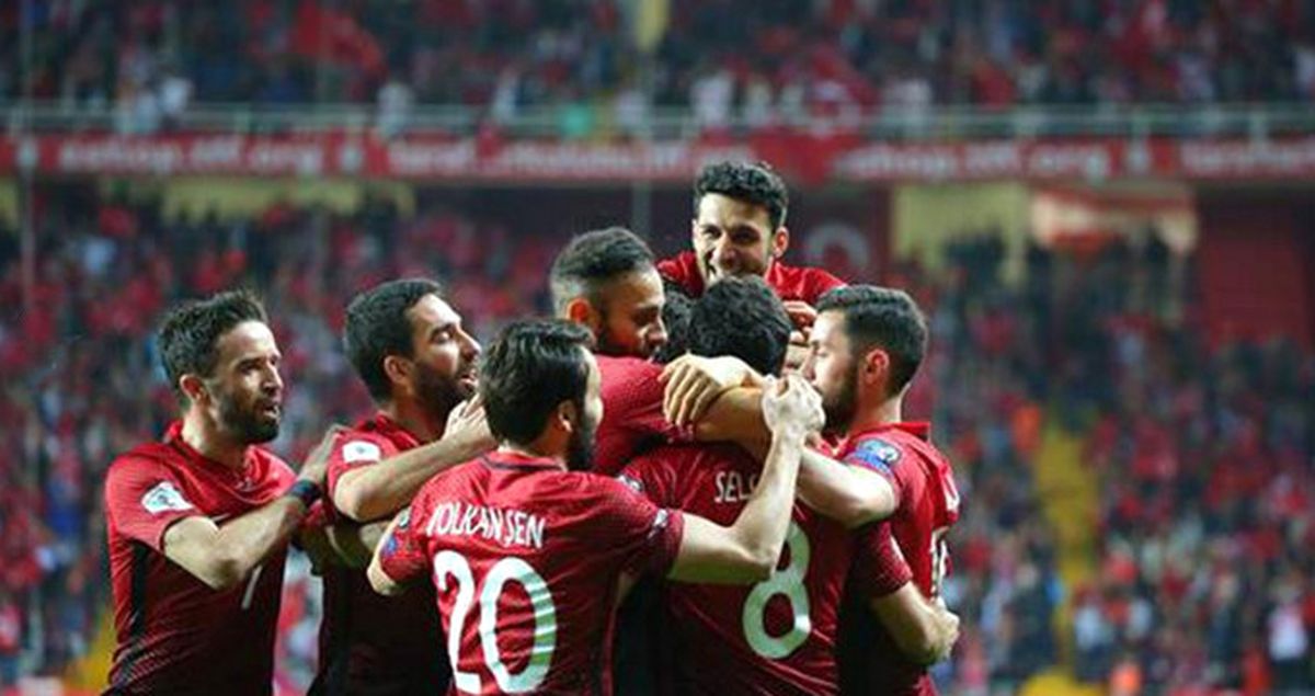 Finlandiya Maçında Ayağına Darbe Alan Gökhan Gönül, Kadrodan Çıkarıldı