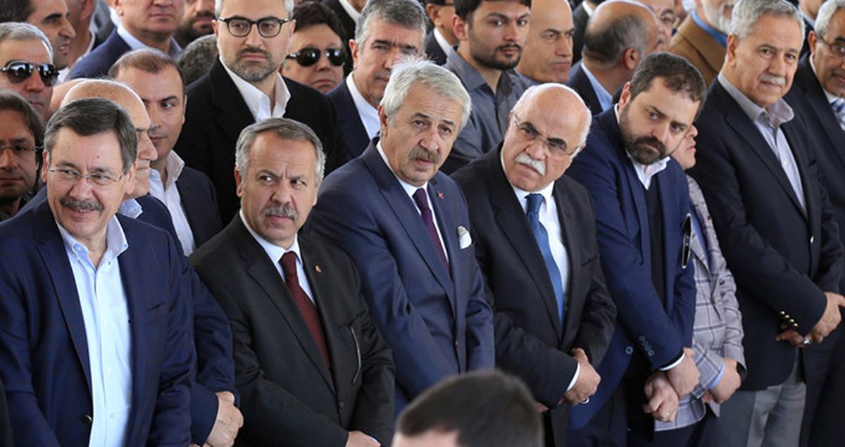 Melih Gökçek ve Bülent Arınç Aynı Kareye Girdi Ama Birbirinin Yüzüne Bile Bakmadı