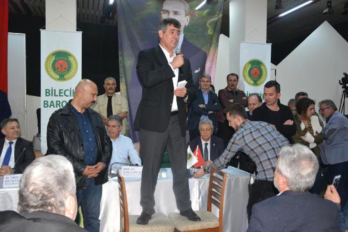Metin Feyzioğlu Bilecik'te Sandalyeye Çıkıp Konuştu