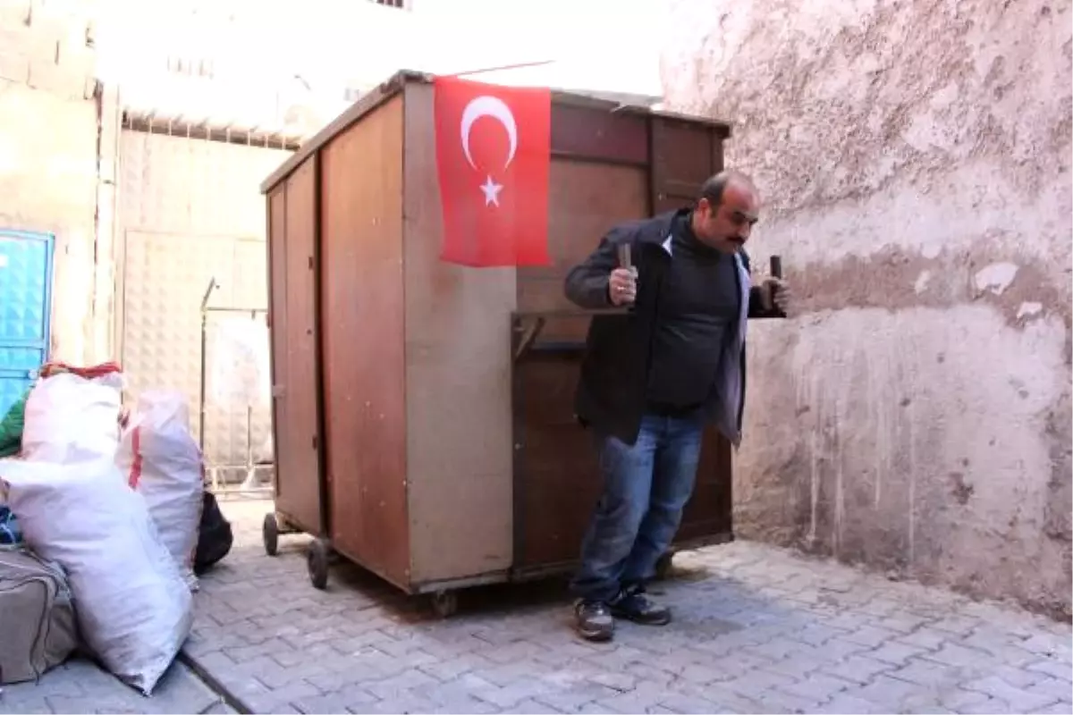 Sokakta Kalan 5 Kişilik Aile, Mobil Eve Dönüştürdükleri Gardıropta Yaşıyor