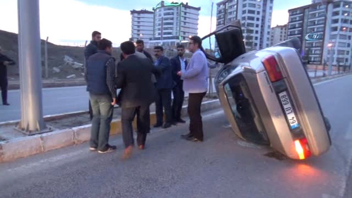 Devrilen Araçta Sıkışan Sürücüyü, Vatandaşlar Kurtardı