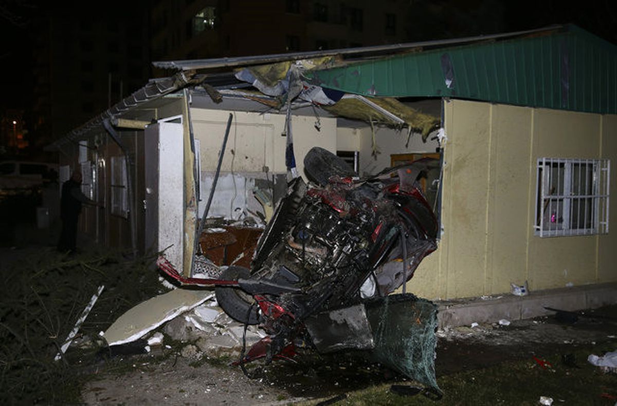 Otomobil Muhtarlık Binasının Üzerine Uçtu: 4 Ölü, 1 Yaralı