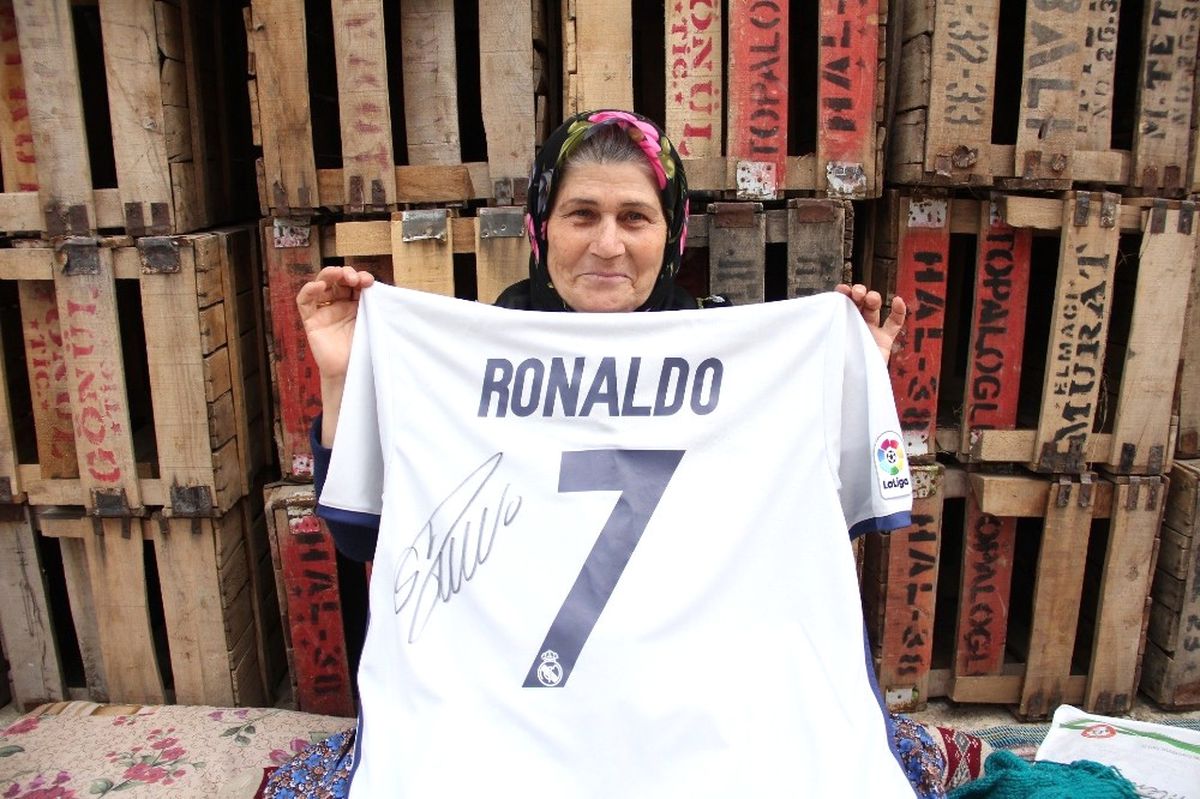 Ronaldo'yla Reklam Çeken Ümmiye Teyze İmkansızı Başardı