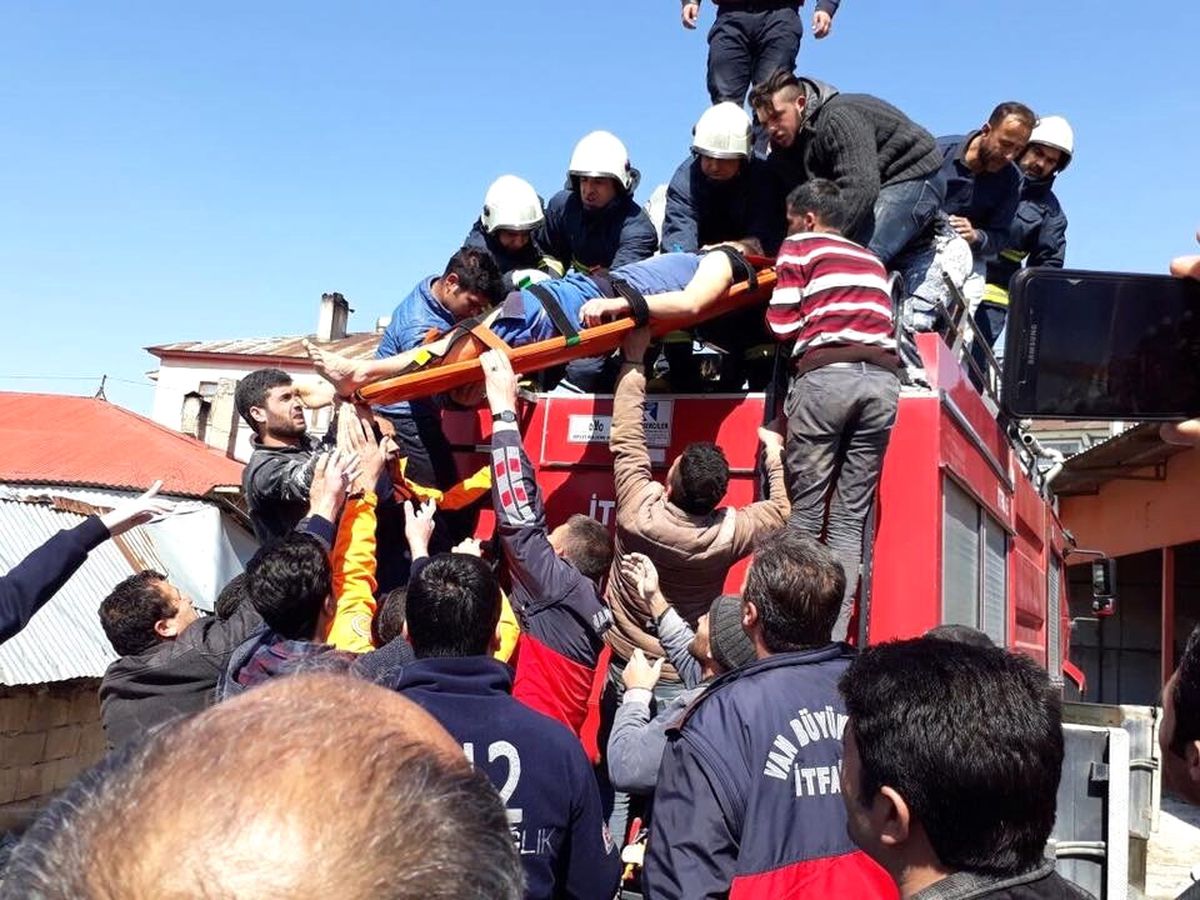 Van'da Elektrik Akımına Kapılan Genç Hastaneye Kaldırıldı