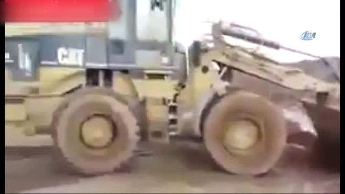 Cansız Bedenlerin Kepçeyle Dereye Atıldığı Görüntüler Kan Dondurdu