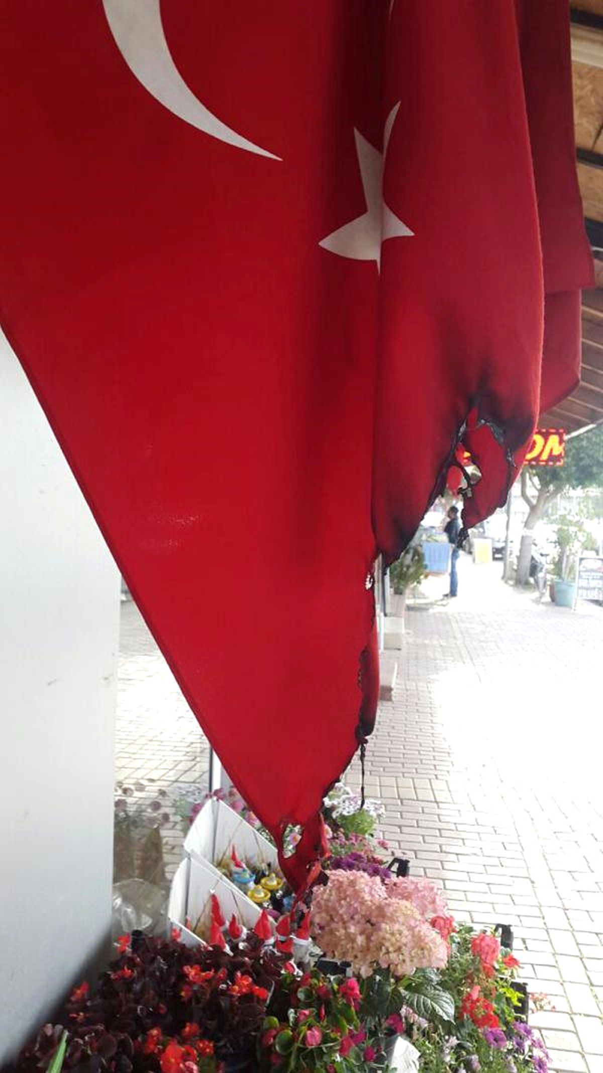 Antalya'da İş Yerlerinin Önündeki Türk Bayrakları Yakıldı