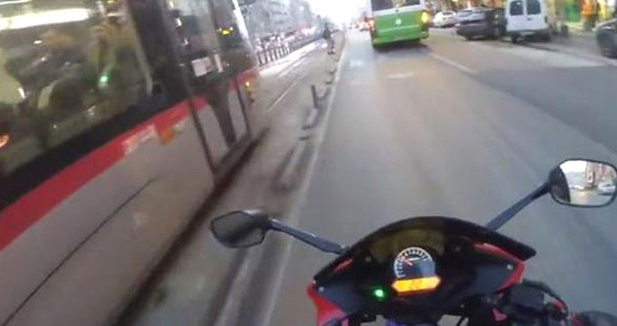 Motosikletli Sürücünün Tramvaya Kafa Tuttuğu Görüntüleri Sosyal Medyayı Salladı