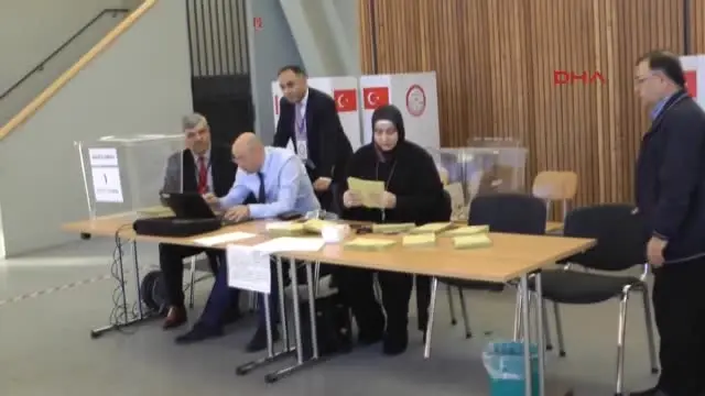 Nürnberg'de Ilk Oyu Başkonsolos Kül Kullandı Nürnberg'de Ilk Oyu Başkonsolos Kül Kullandı