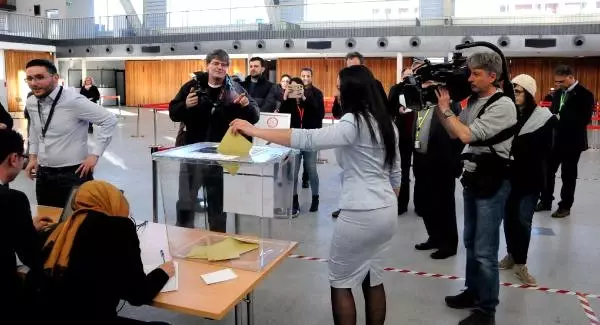 Nürnberg'de İlk Oyu Başkonsolos Kül Kullandı Nürnberg'de İlk Oyu Başkonsolos Kül Kullandı