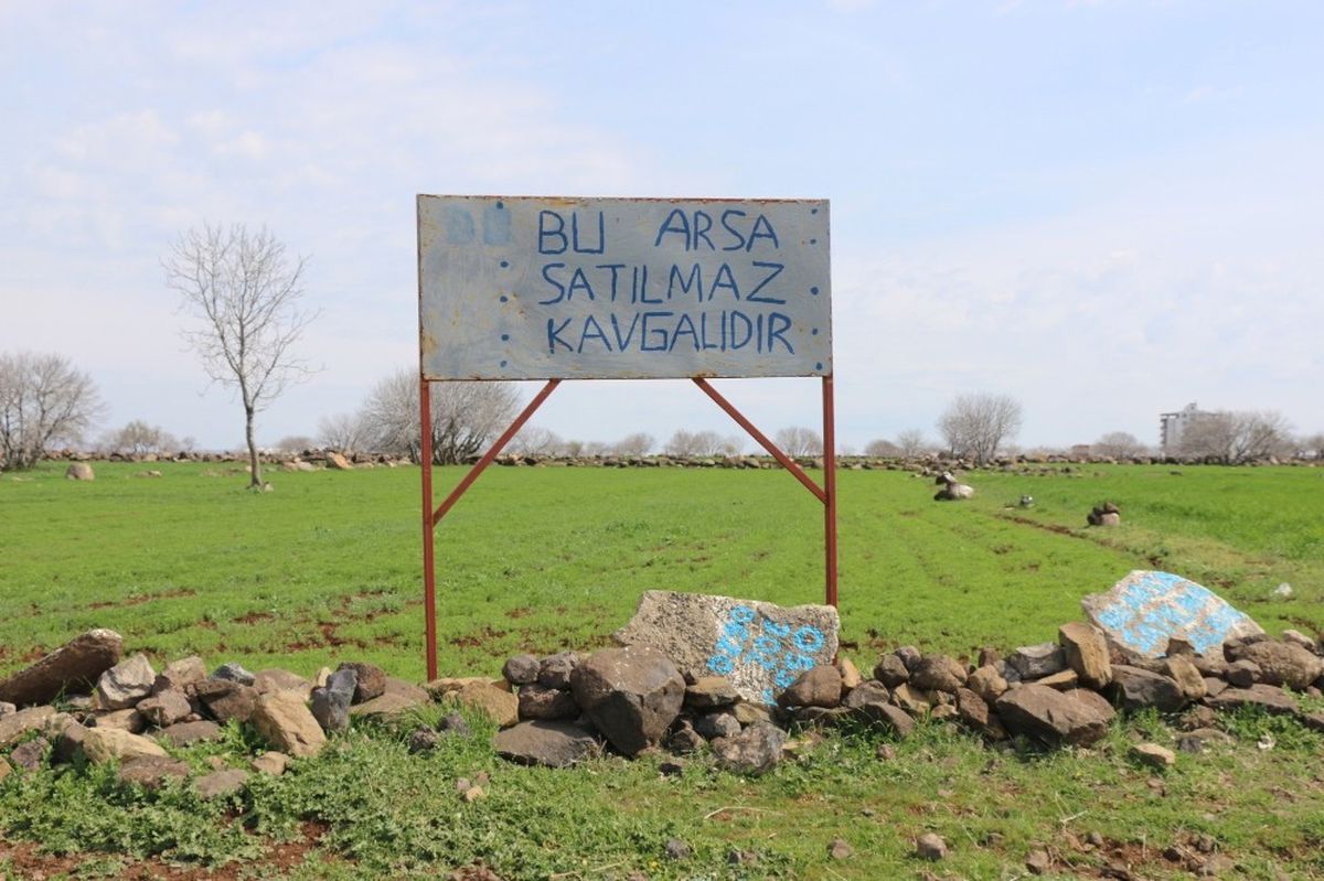 Tarla Satılmasın Diye Dikilen Tabela Görenleri Şaşırtıyor