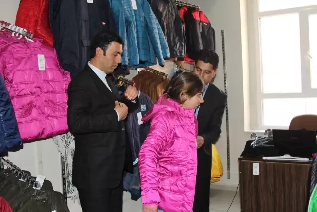 İhtiyaç Sahipleri 'Sosyal Market'ten Giydiriliyor