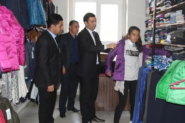 İhtiyaç Sahipleri 'Sosyal Market'ten Giydiriliyor