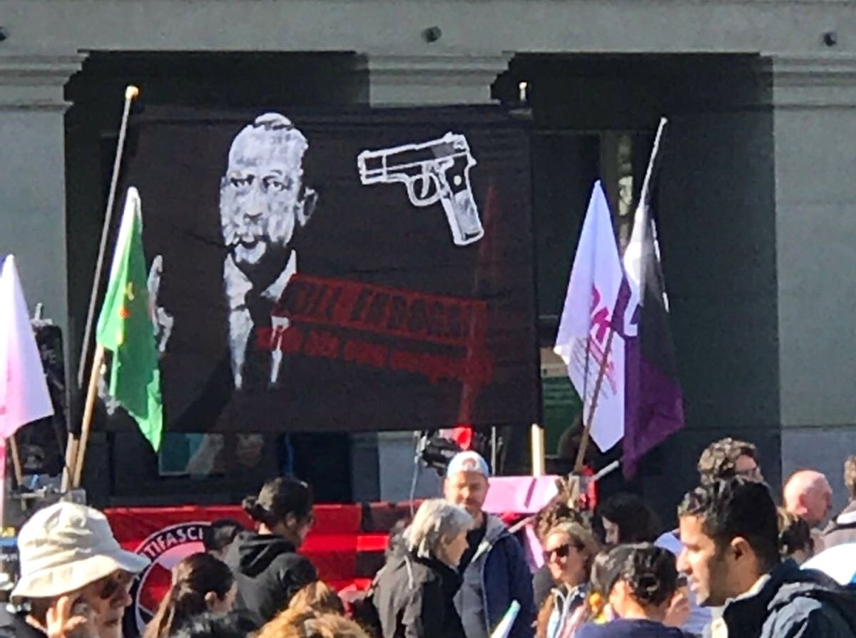 İsviçre'de Erdoğan'ın Başına Silah Dayandığı Pankartı Devrimci Gençlik Örgütü Üstlendi