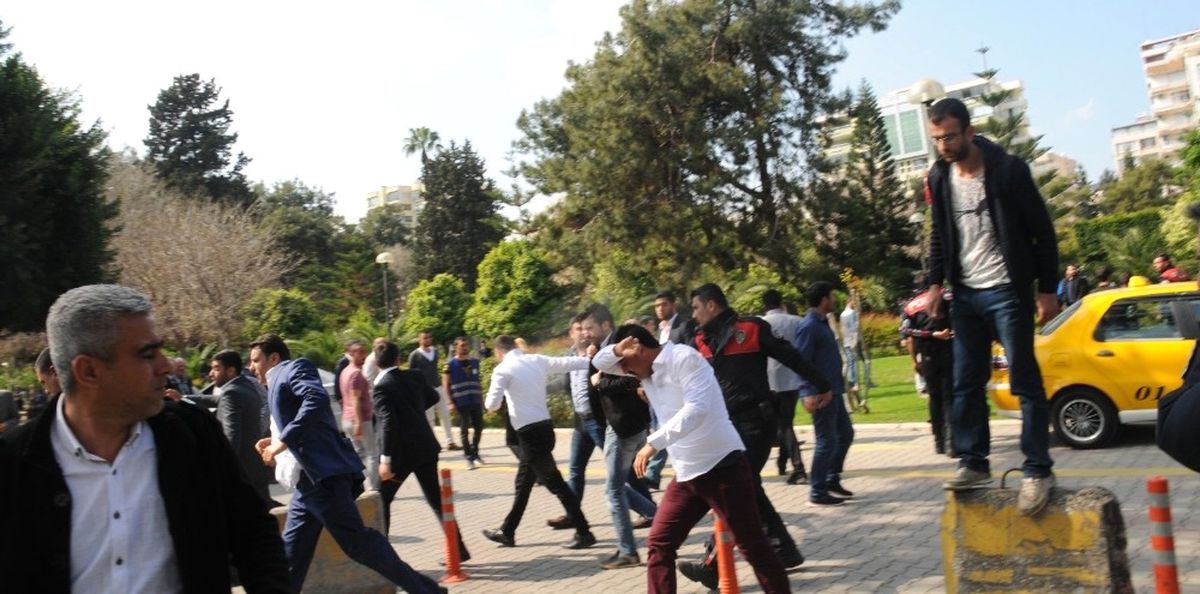 Adana'da Bir Grup Karnavalda Stant Kuramayınca Görevlilerle Kavga Etti