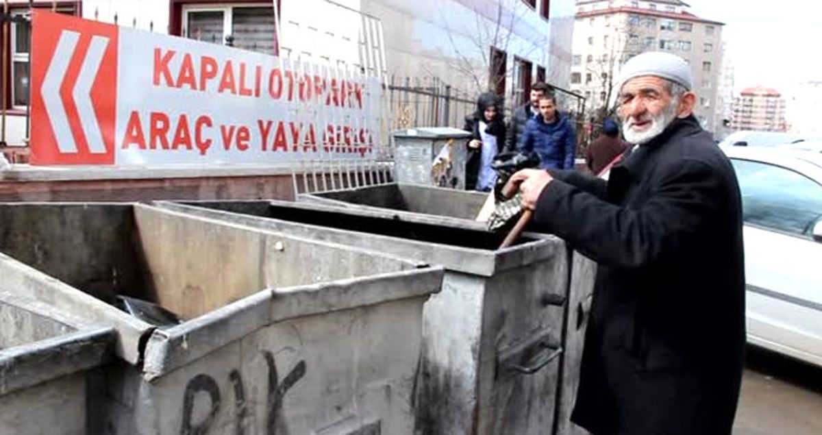 Bastonuyla Çöpten Yiyecek Arayan Yaşlı Adam Yürek Burktu