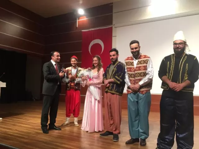 Dünya Tiyatro Günü'nü Sahneledikleri Oyunla Kutladılar Dünya Tiyatro Günü'nü Sahneledikleri Oyunla Kutladılar