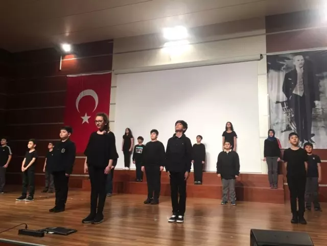 Dünya Tiyatro Günü'nü Sahneledikleri Oyunla Kutladılar Dünya Tiyatro Günü'nü Sahneledikleri Oyunla Kutladılar
