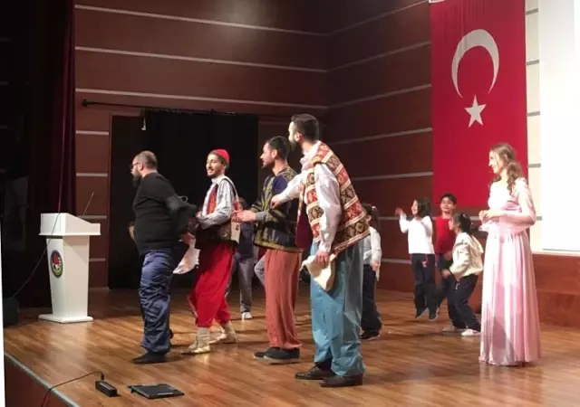 Dünya Tiyatro Günü'nü Sahneledikleri Oyunla Kutladılar Dünya Tiyatro Günü'nü Sahneledikleri Oyunla Kutladılar