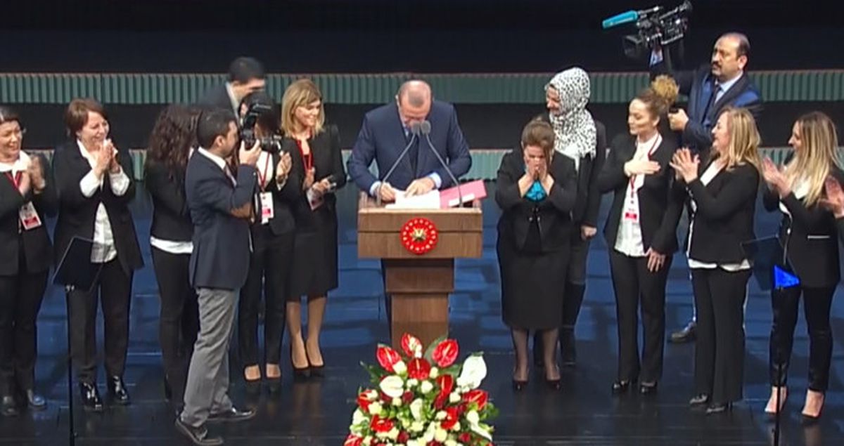 Erdoğan Güzellik Uzmanlarına Müjdesini Verdiği Kararnameyi Canlı Yayında İmzaladı