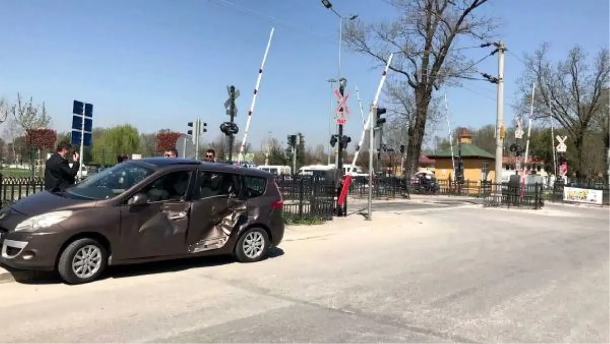 Hemzemin Geçitte Otomobile Çarptı