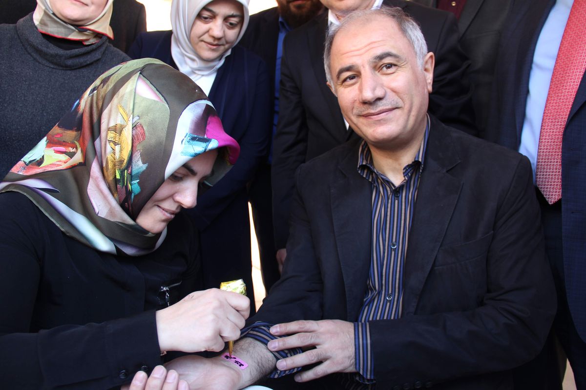 İçişleri Eski Bakanı Efkan Ala Koluna 'Evet' Dövmesi Yaptırdı