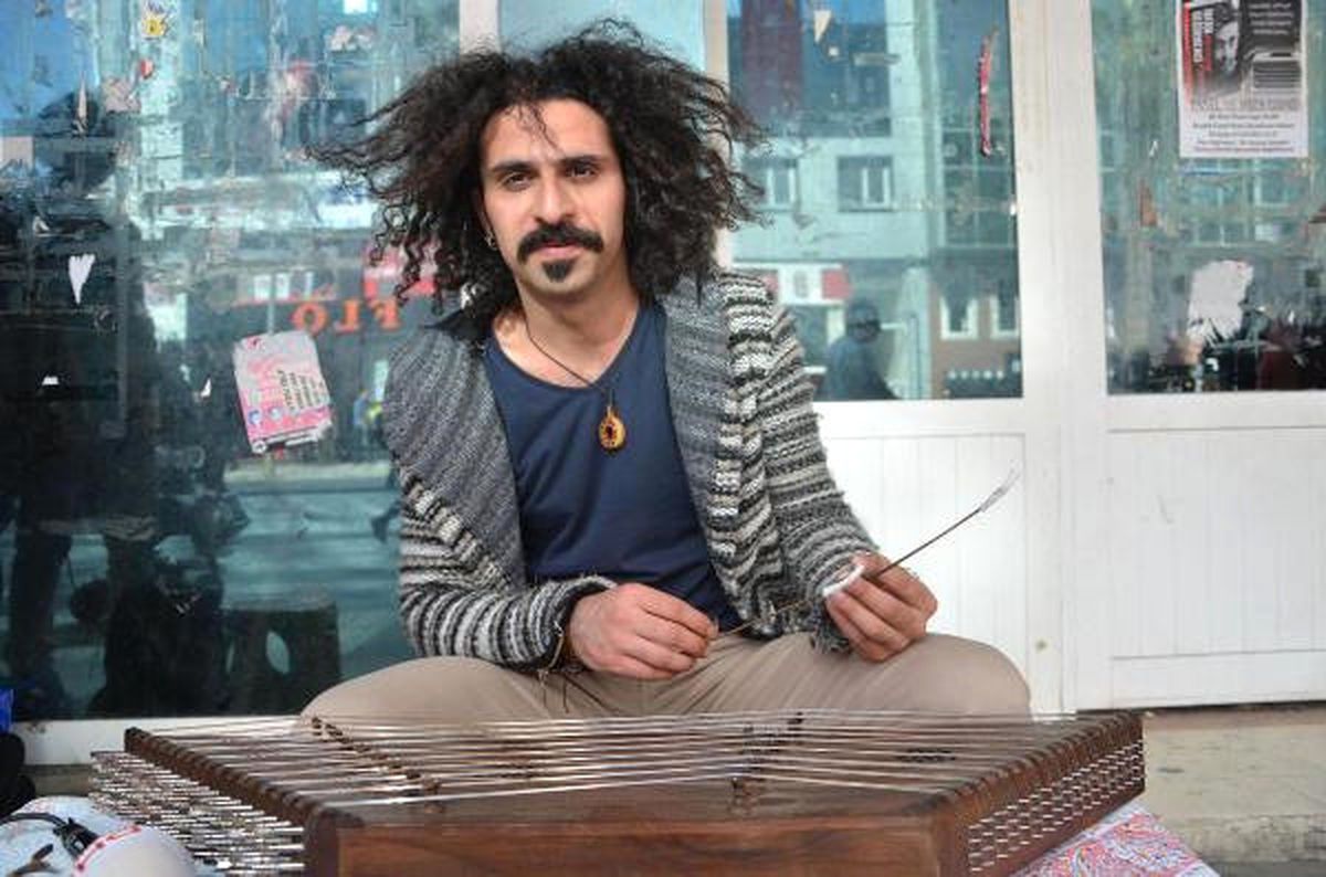 İran'dan Kaçan Arman, Türkiye'de Sokak Müzisyenliği Yapıyor