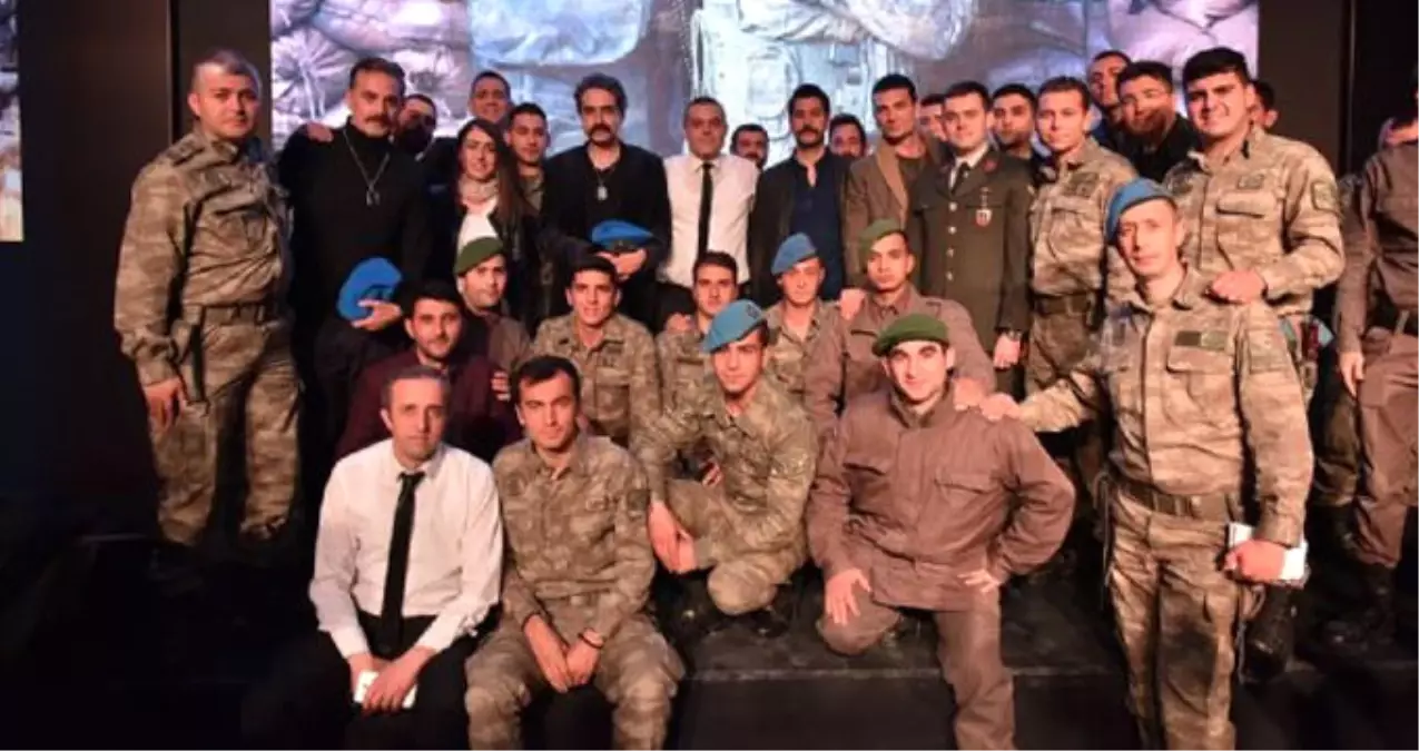 'İsimsizler' Ekibi Dizinin İlk Bölümünü Askerlerle İzledi